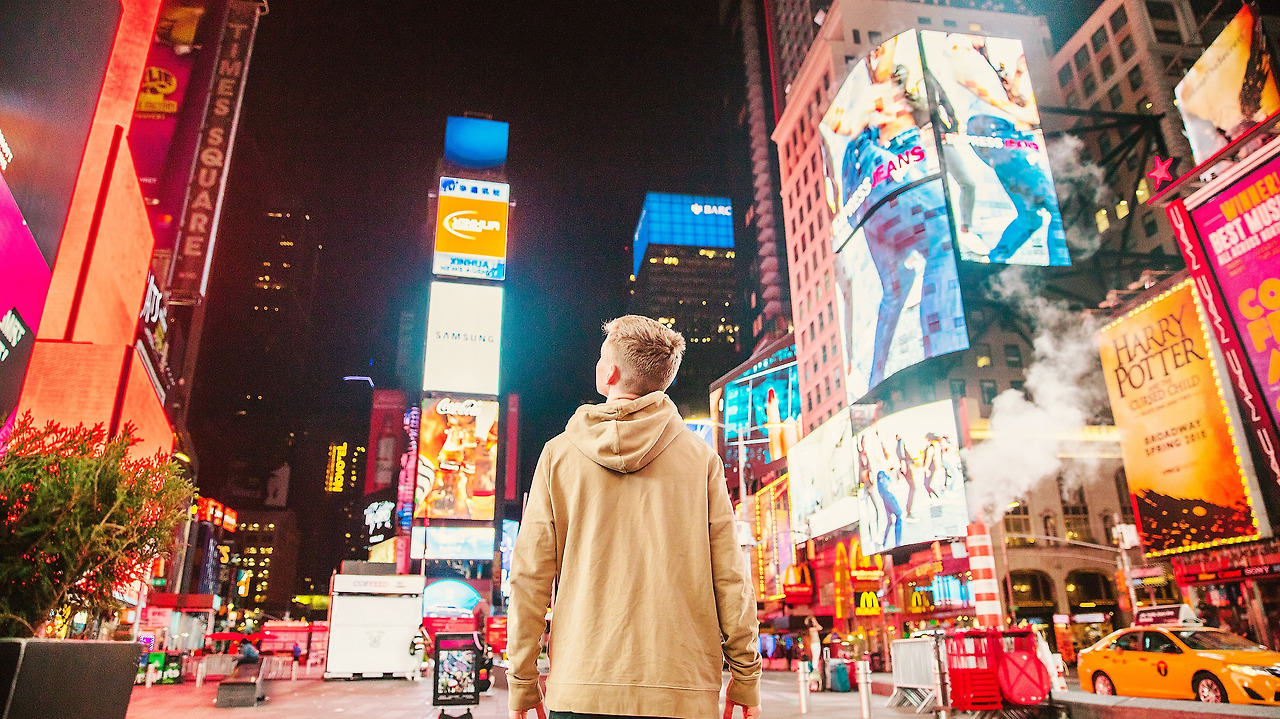 광고판으로 가득찬 뉴욕 타임스퀘어 거리.jpg