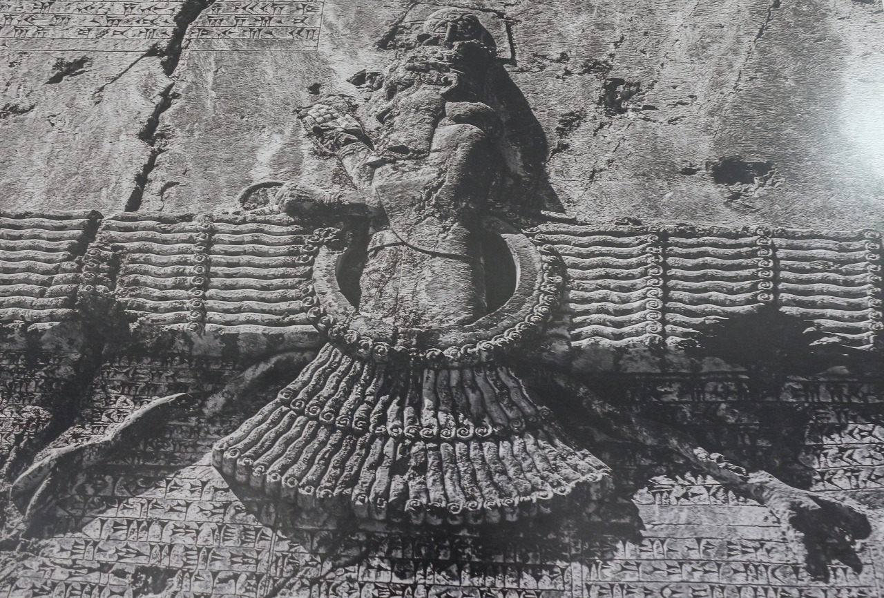 페르세폴리스Persepolis에 있는 조로아스터교의 상징 만다라.jpg