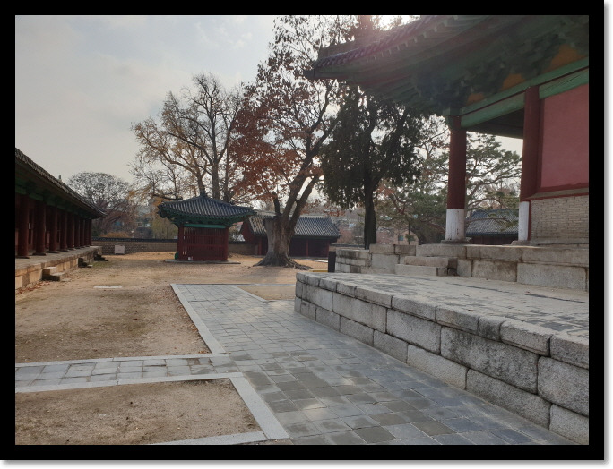 서울여행20191203_131929대성전 뜨락.동무 서무가 보인다..jpg