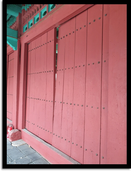 서울여행20191203_122202대성전의 정문인 외삼문,혼이드나들게 일부러문이 약간뒤틀림 (2).jpg