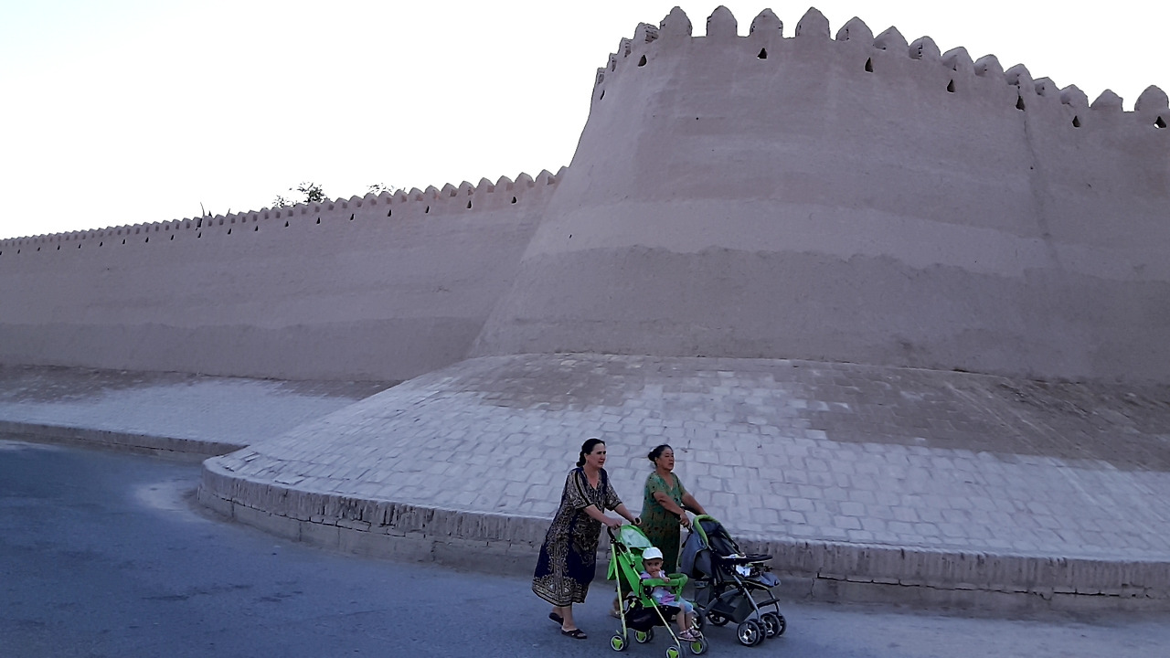 히바의 거대한 흙성.jpg