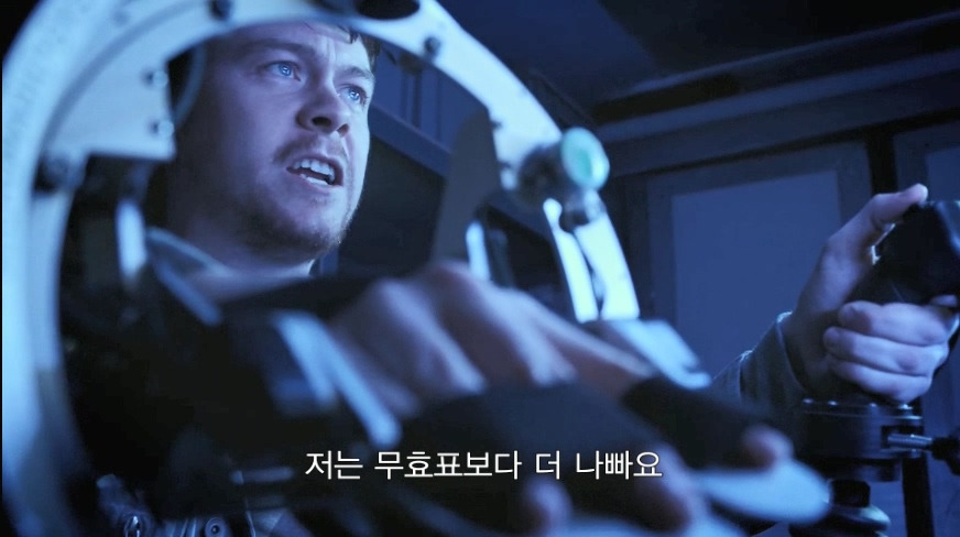 Season2.BLACK MIRROR.3. The Waldo Moment 왈도의 전성시대.mp4_20190625_092219.758.jpg