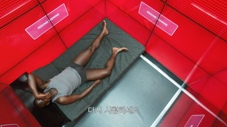 Season1.BLACK MIRROR.2.Fifteen Million Merits 핫샷.mp4_20190626_202736.866.jpg