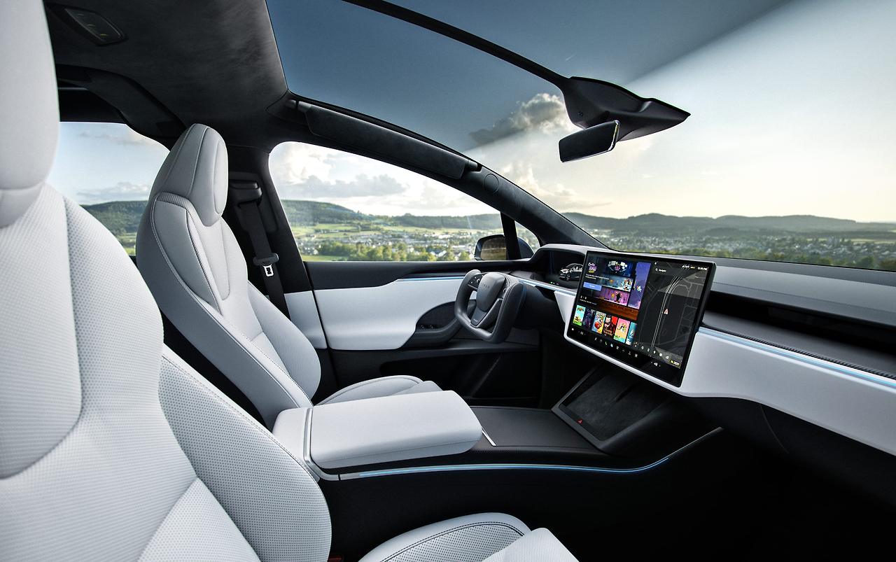 Model-X-New-Interior-Desktop-NA.jpg