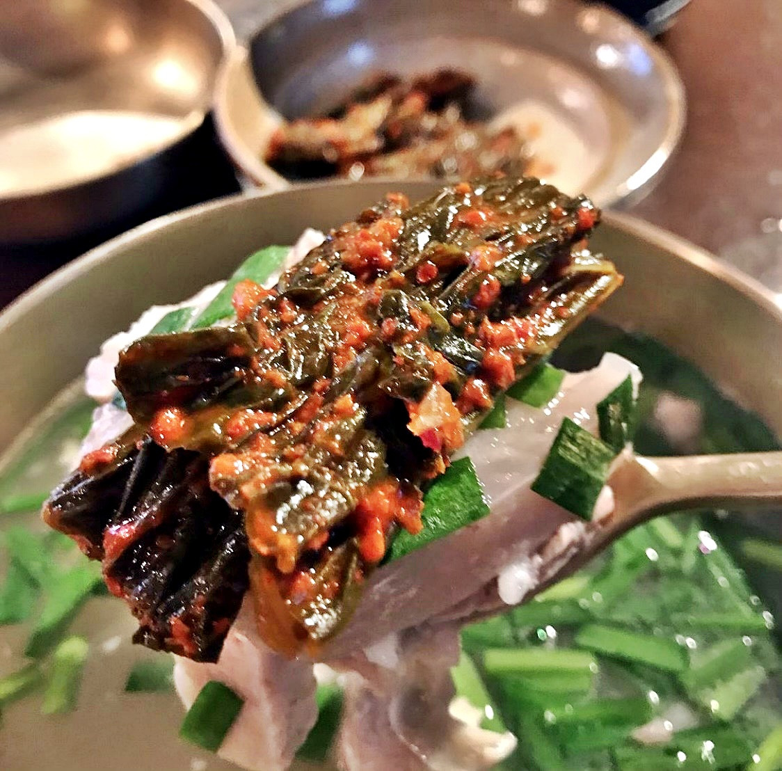 옥동식 김치를 올린 곰탕.jpg