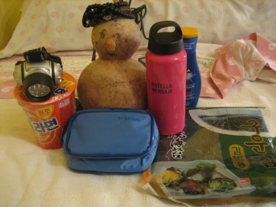 받은것(해드랜턴,염주,약,물통,김,삼양라면-스페인아저씨가_줬어).jpg