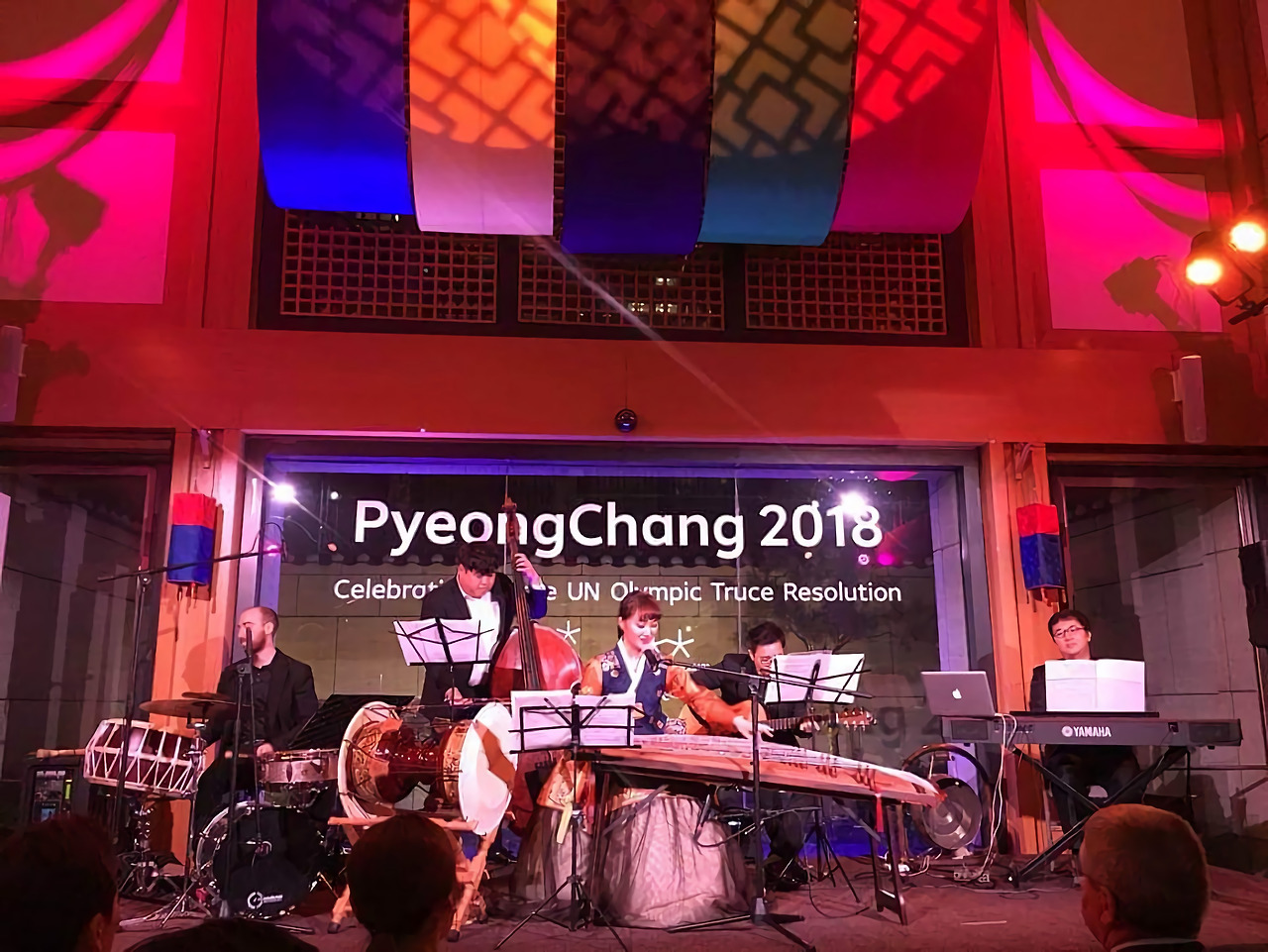 평화협정기념 공연실황.jpg