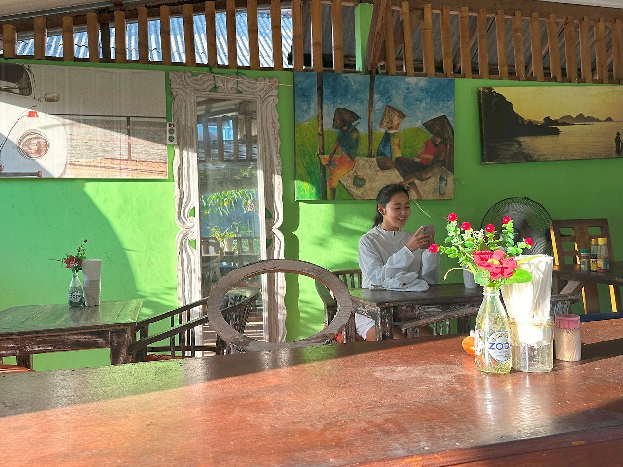 lokal warung 인물.jpg