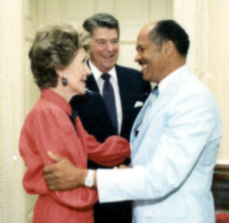Eugene_Allen_with_Reagans.jpg
