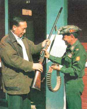 Khun Sa handing over rifle to Tin Htut.jpg