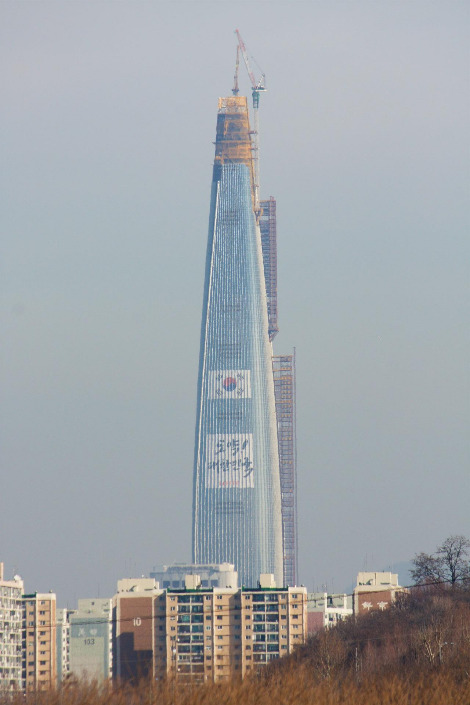 Lotte_World_Premium_Tower_-_January_2016.jpg