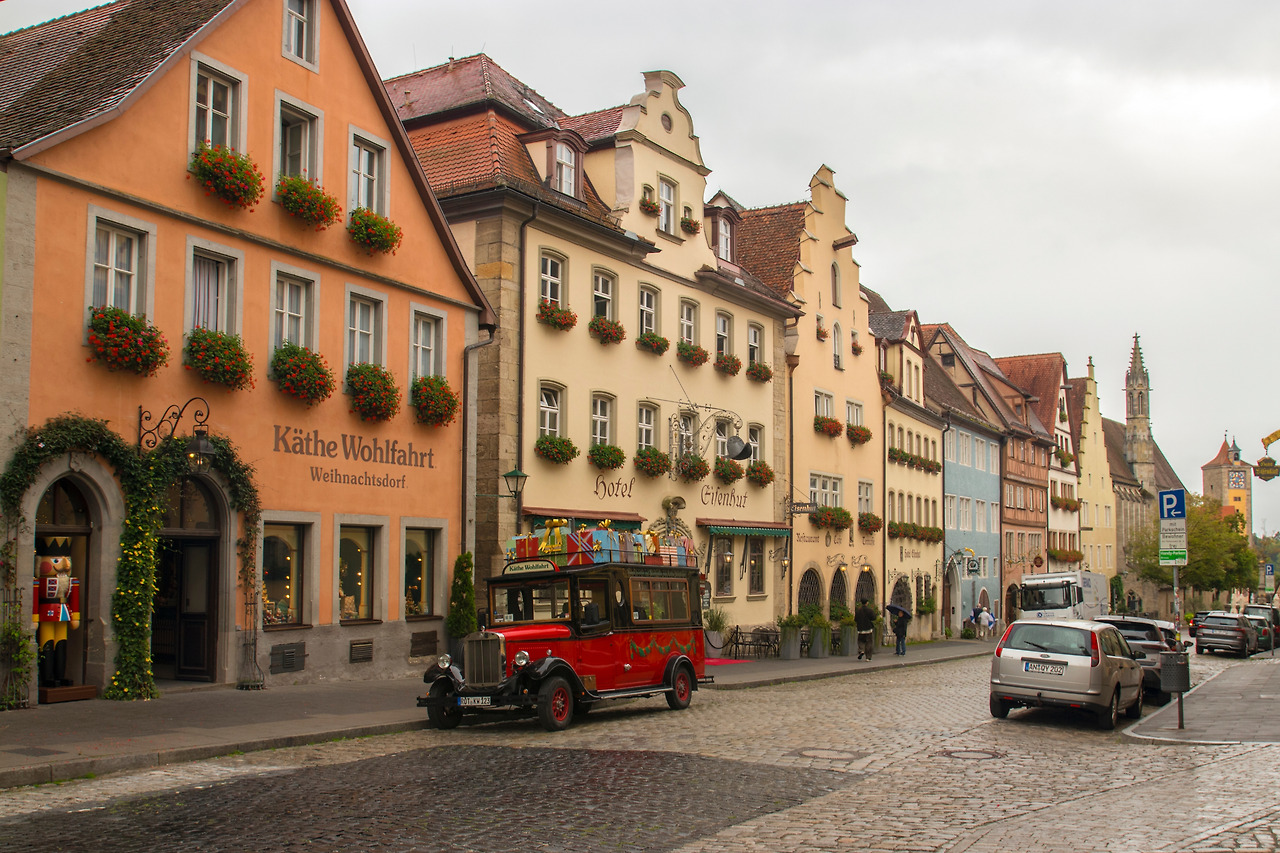 메인2_크리사마스용품점 거리.jpg