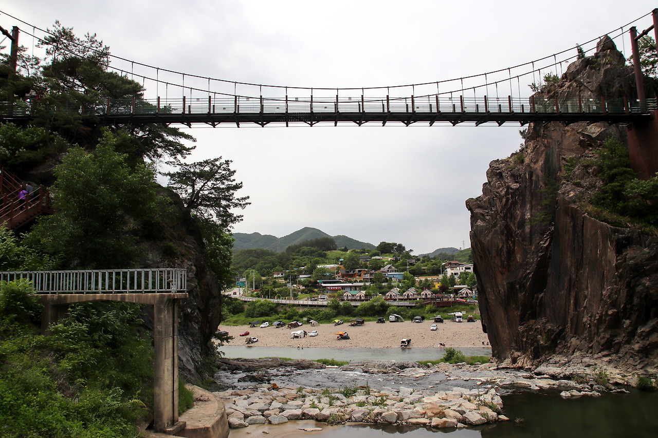 (수주팔봉)수주팔봉 사이로 보이는 야영장.jpg