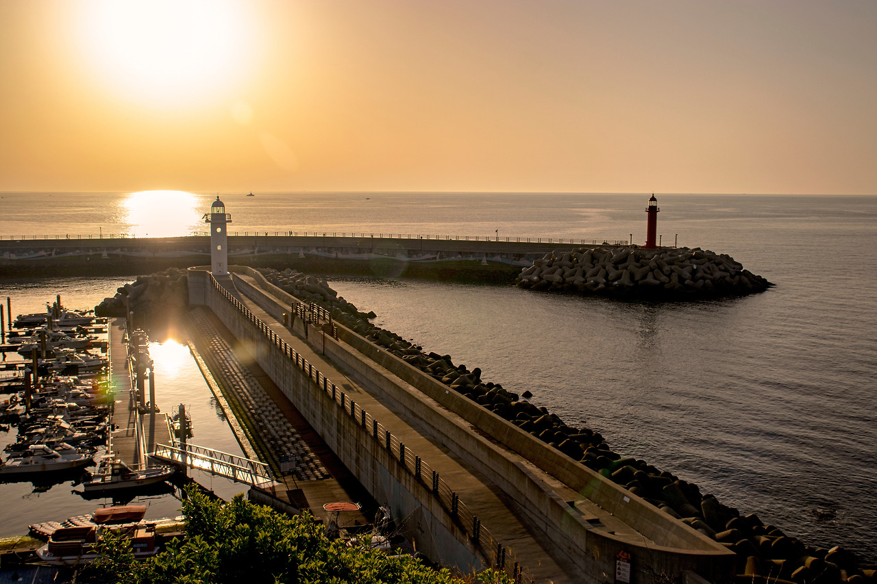 도두봉에서 바라본 도두등대1.jpg