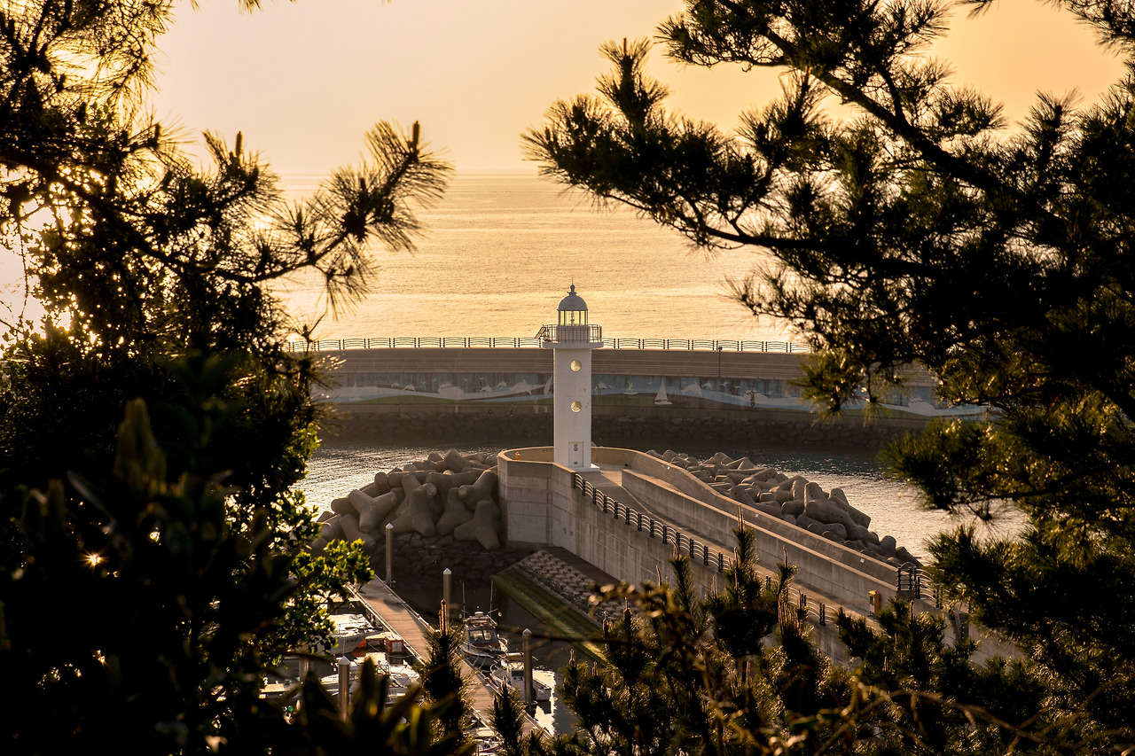 도두봉에서 바라본 도두등대2.jpg