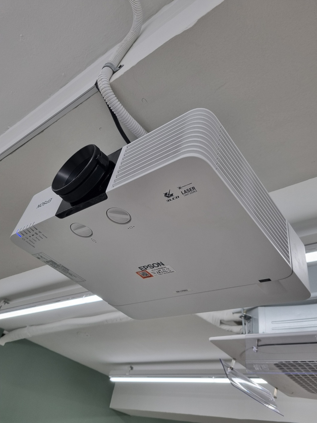 스페이스공 (빔프로젝터).jpg