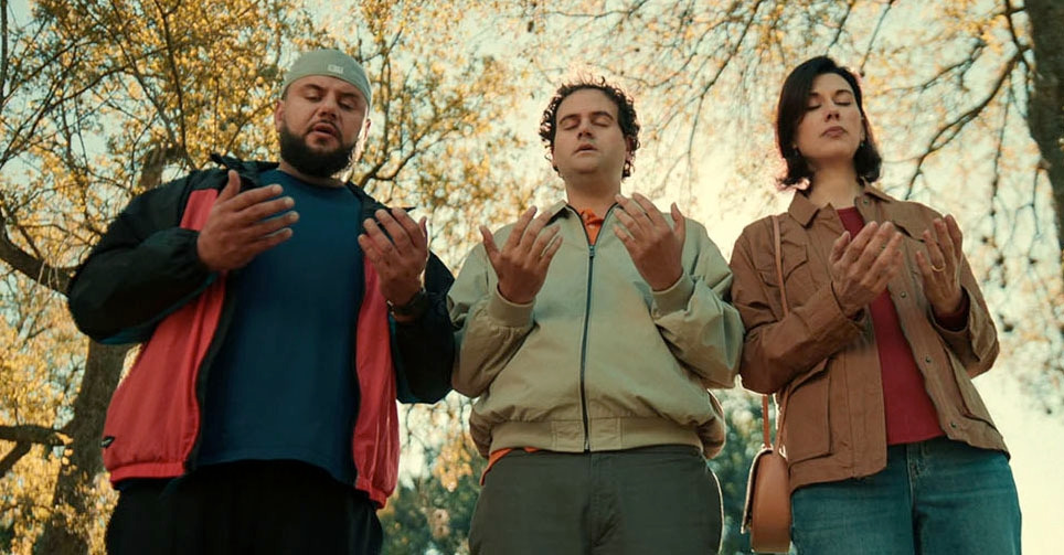 Mo-Amer-Omar-Elba-Cherien-Dabis-who-play-siblings-in-MO-praying-Netflix-sm.jpg