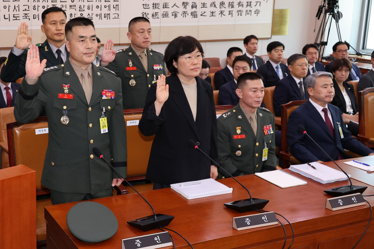 박정훈(왼쪽부터) 전 해병대 수사단장, 유재은 국방부 법무관리관 등이 21일 오전 서울 여의도 국회에서 열린 법제사법위원회의 순직 해병 수사 방해 및 사건 은폐 등의 진상규명을 위한 특별검사의 임명 등에 관한 법률안 관련 입법청문회에서 증인 선서를 하고 있다. 이종섭(앞줄 오른쪽부터) 전 국방부 장관과 임성근 전 해병대 1사단장, 신범철 전 국방부 차관은 증인선서를 거부했다. 2024.06.21.뉴시스.jpg