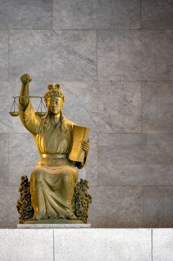 박충흠, 정의의 여신상, 1995, 청동, 100 × 100 × 180cm.jpg