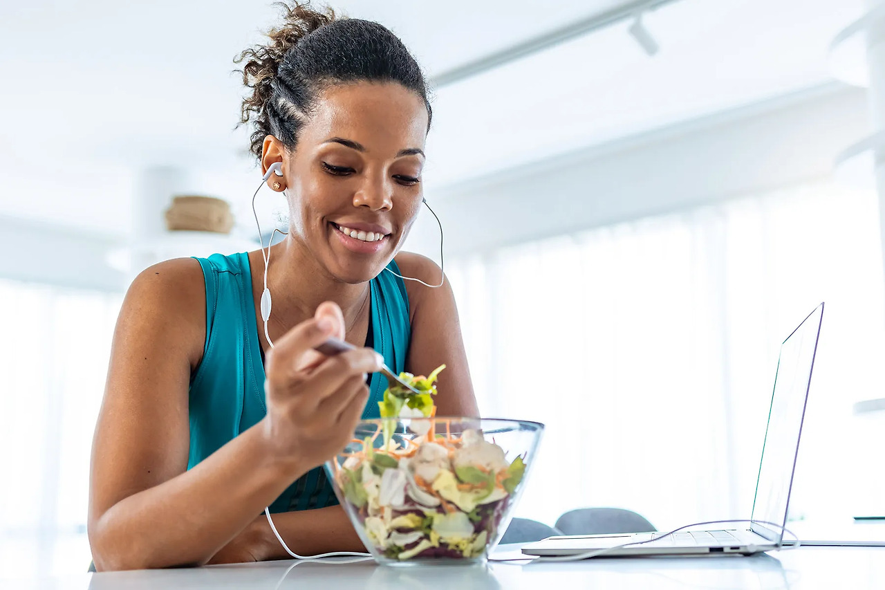 1800ss_getty_rf_woman_eating_salad.jpg