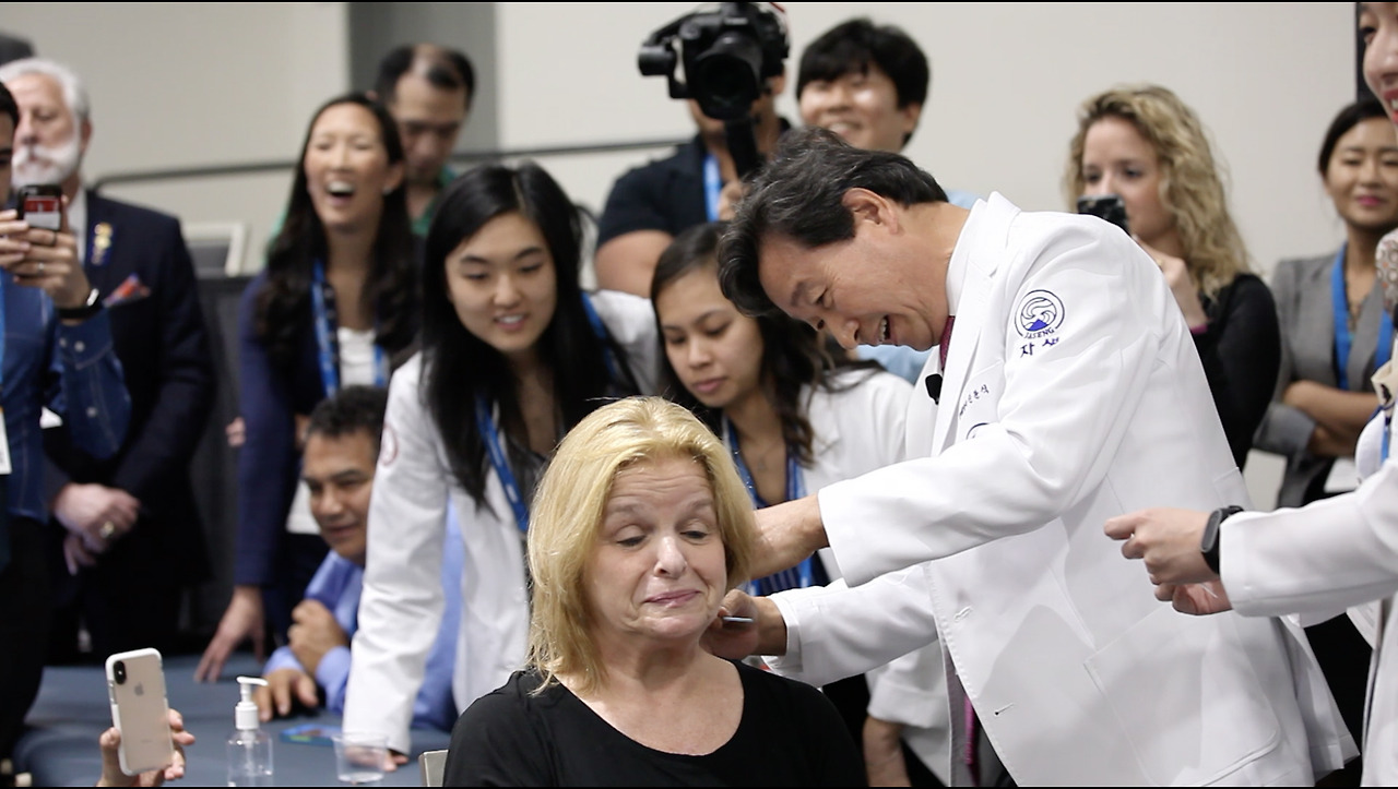 9p. 자생의료재단 신준식 명예이사장이 MD와 DO 등 국 의료계 전문가들을 대상으로 침치료 시연을 하고 있다.jpg