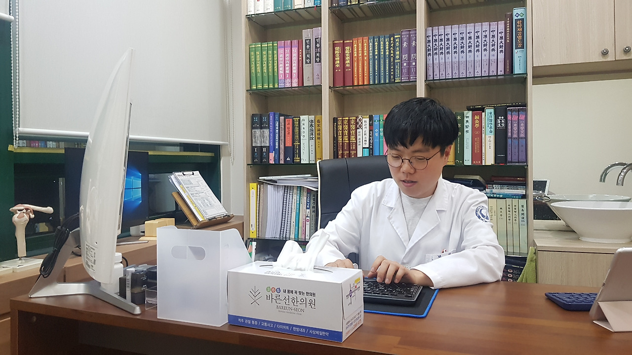 근무실에서의 원장님.jpg