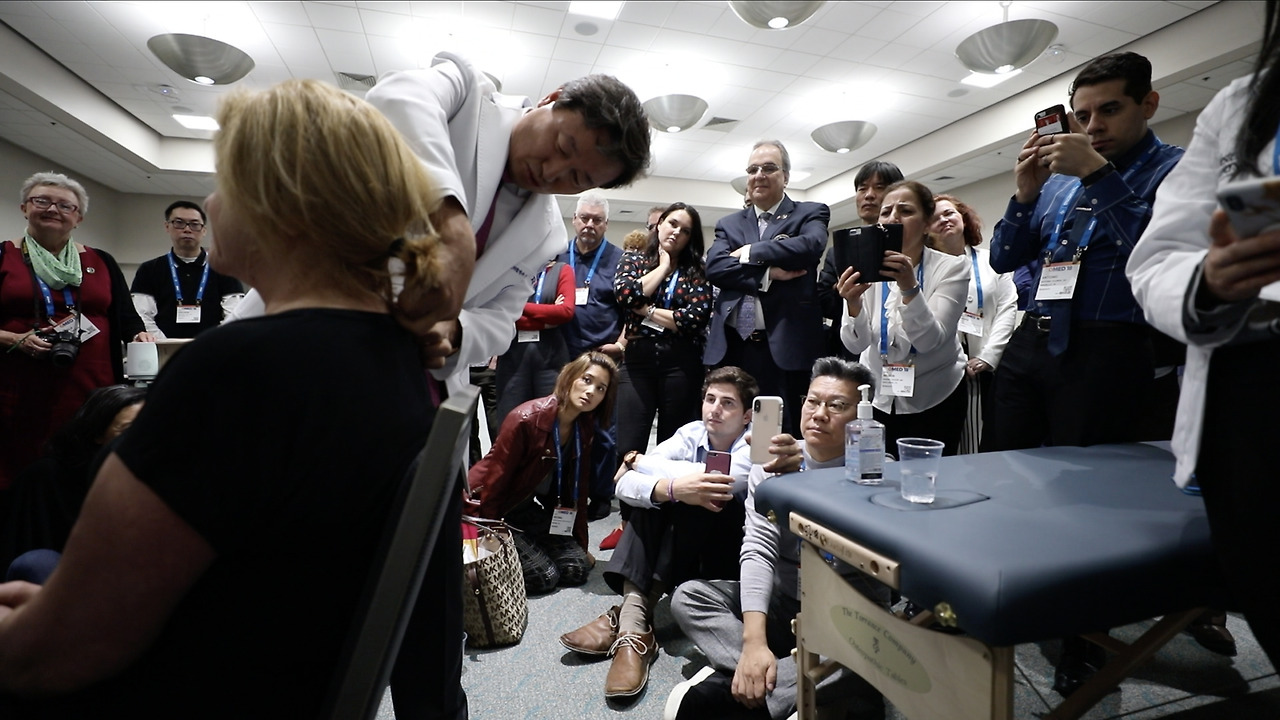 9p. 자생의료재단 신준식 명예이사장이 MD와 DO 등 국 의료계 전문가들을 대상으로 침치료 시연을 하고 있다 (2).jpg