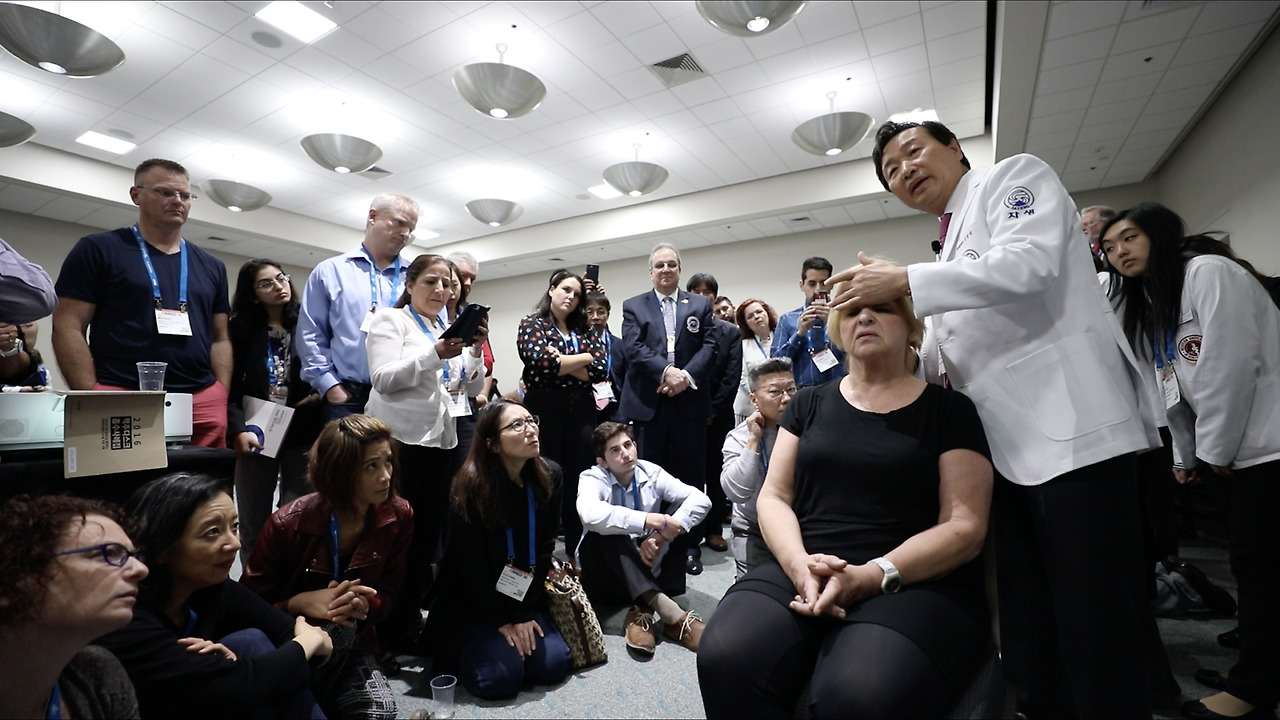 9p. 자생의료재단 신준식 명예이사장이 지난 6일(현지시간) 미국 샌디에이고에서 열린 ‘OMED 2018’에서 DO와 MD 등 미국 의료계 전문가들을 대상으로 한의학 강연을 실시했다.jpg