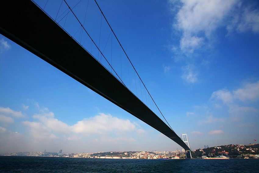 01 아시아와 유럽을 잇는 보스포러스 다리.부산부터 시작된  아시안 하이웨이 1번 도로의  끝이 이스탄불이다_필수.jpg