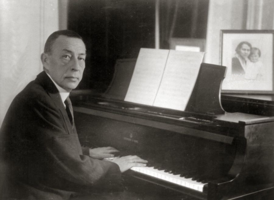 Rachmaninoff_playing_Steinway_grand_piano.jpg
