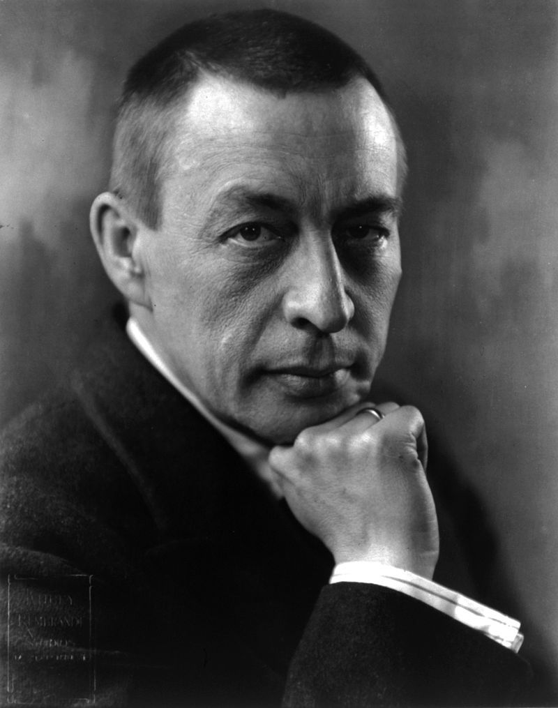 800px-Sergei_Rachmaninoff_cph.3a40575.jpg