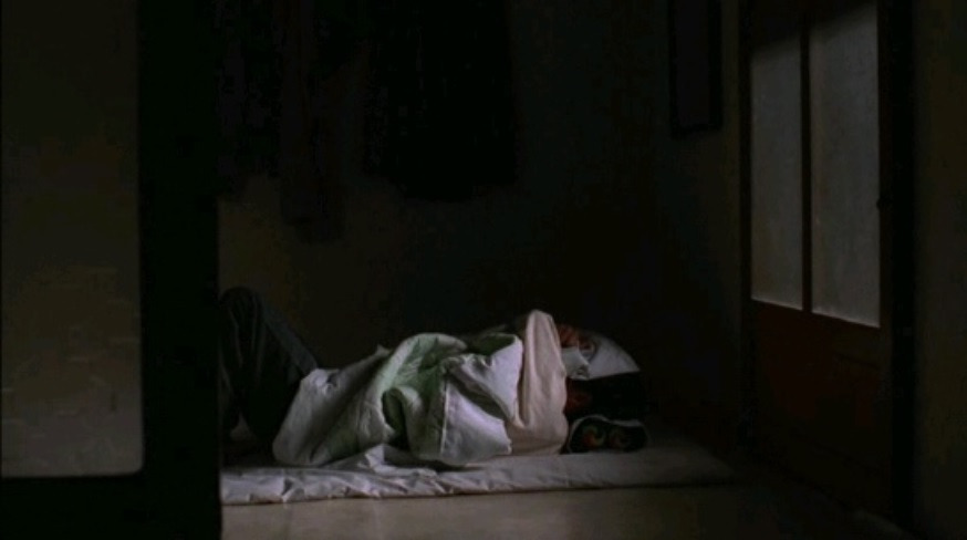 02.이불을 싸매고 우는 장면.jpg