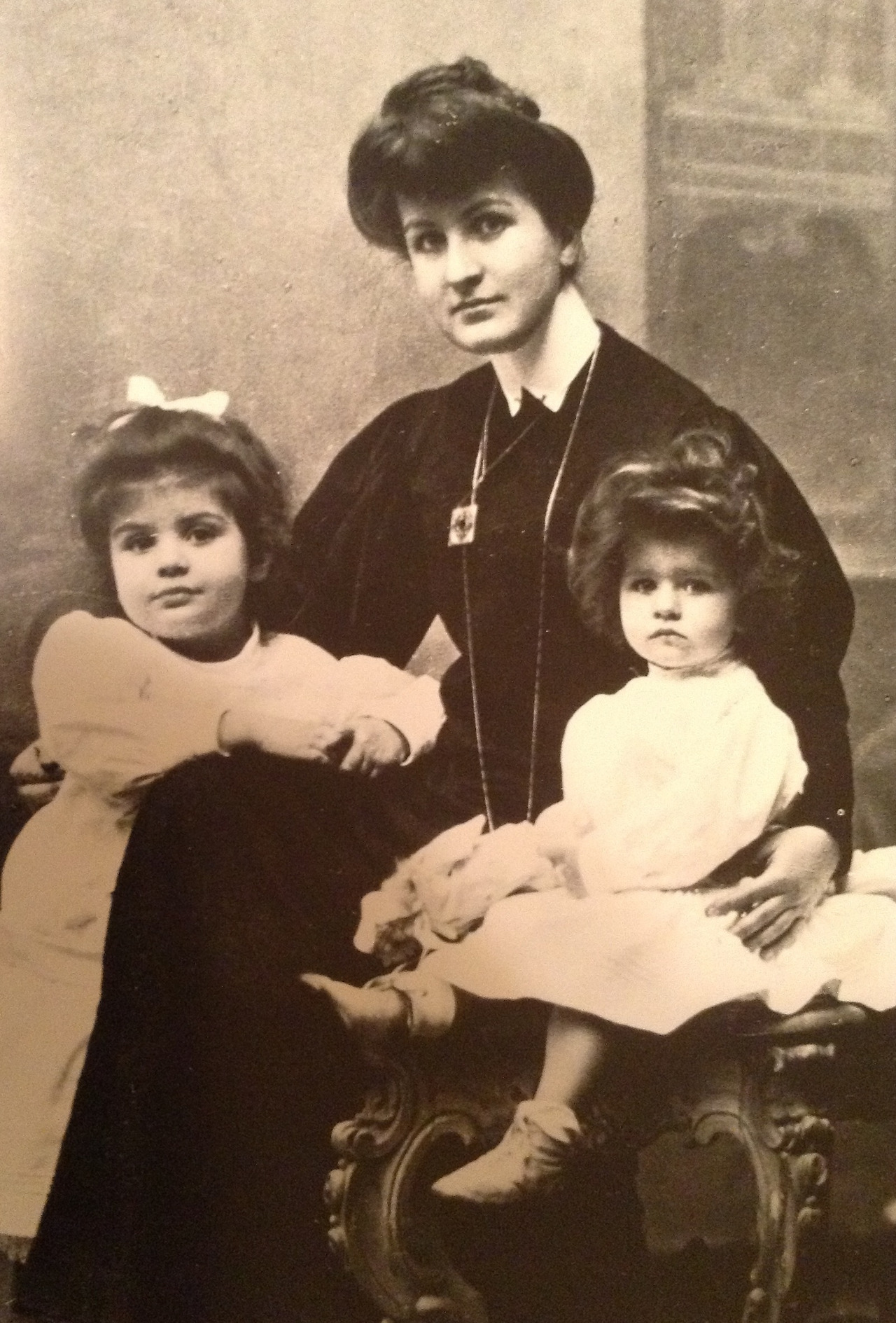 Alma_Mahler_with_Maria_and_Anna.jpg
