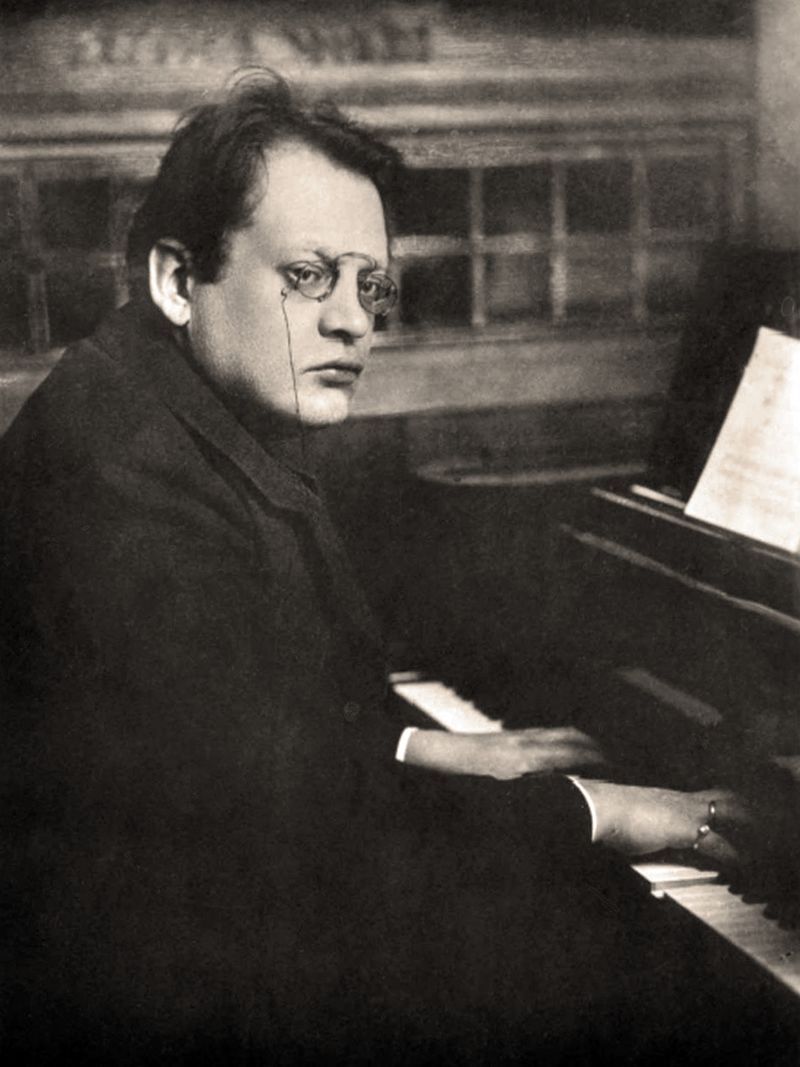 Max_Reger_playing_piano.jpg