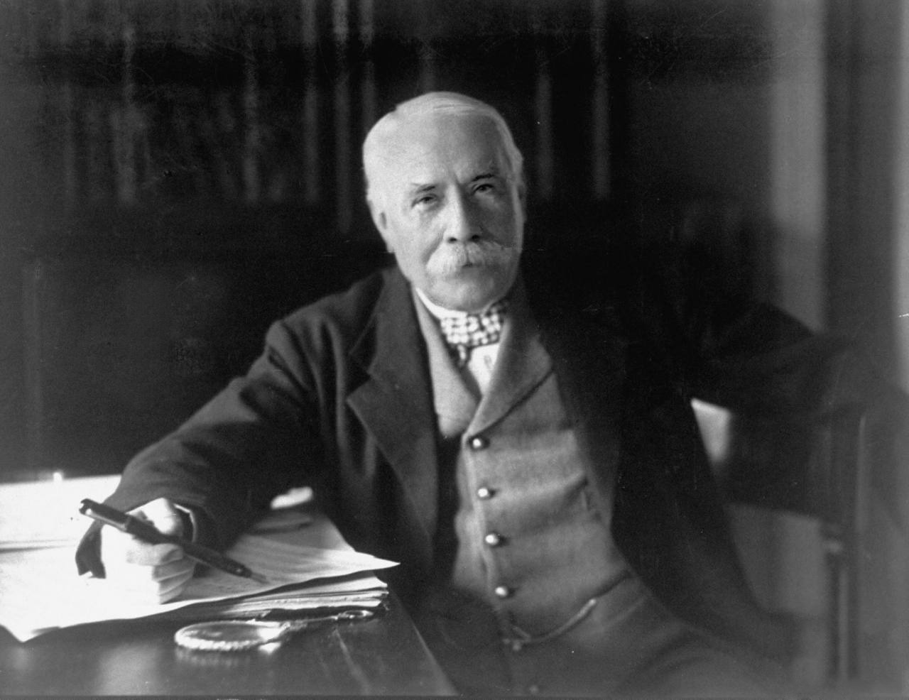 Edward_Elgar,_posing_for_the_camera_(1931).jpg