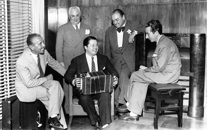 Aníbal_Troilo,_Francisco_Canaro,_José_Razzano,_Enrique_Santos_Discépolo_y_Osvaldo_Fresedo_1944.jpg