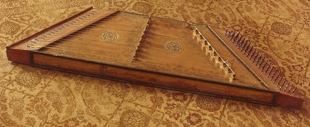 Early_dulcimer_made_in_Belgium.jpg