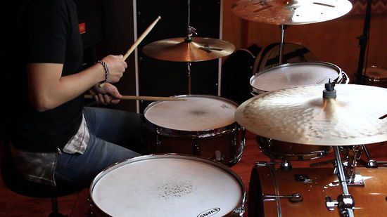 550px-nowatermark-Play-Drums-Step-13-Version-4.jpg
