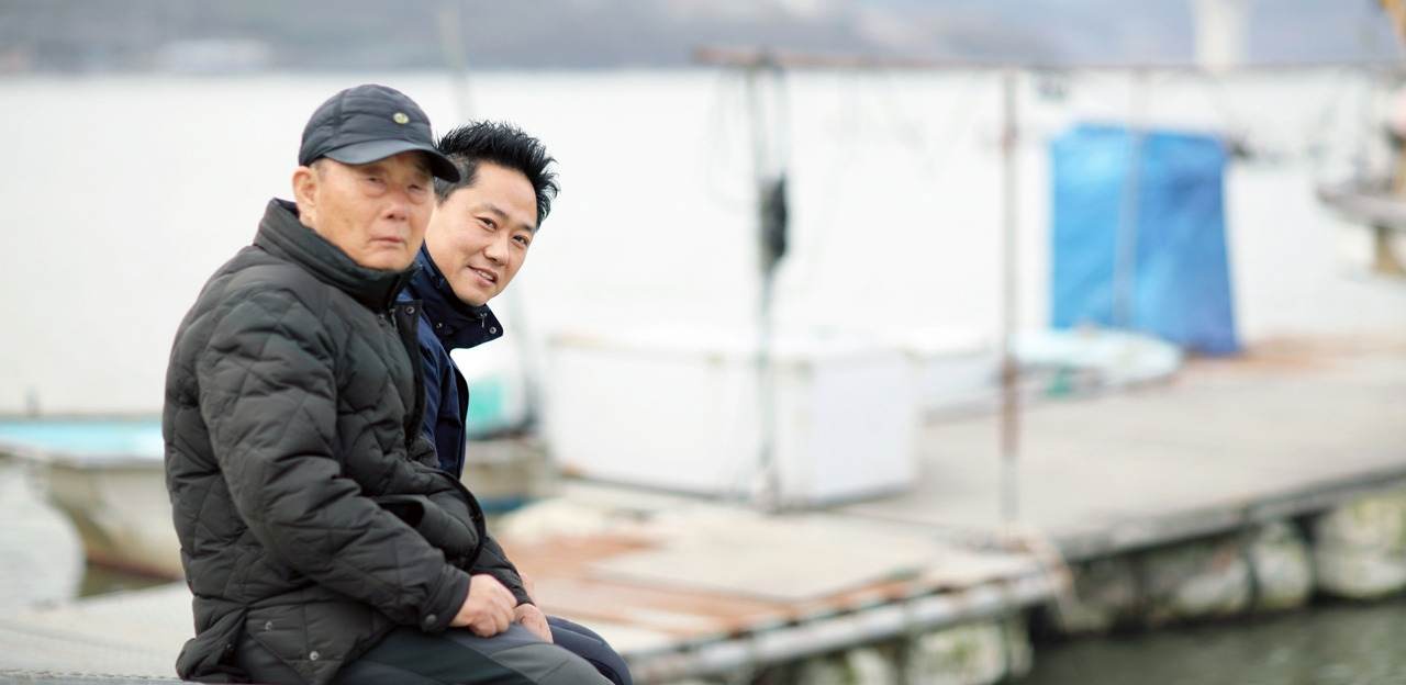 2018년 늦은 가을 부자(좌 )가 보리굴비 숙성작업을 마치고 잠시 법성포 앞바다에서 잠시 쉬고 있다.jpg