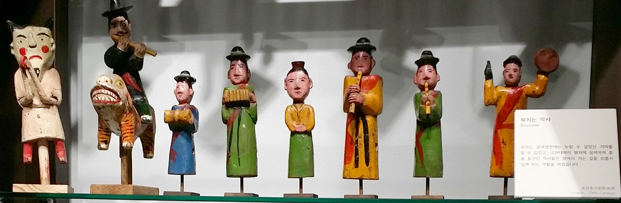 꼭두_북치는 악사.jpg