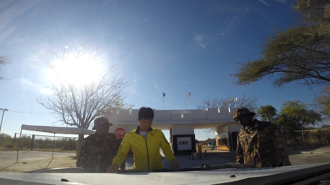 GOPR7677_에토샤 국립공원 검문(앞)_임기응변2가지_1.jpg