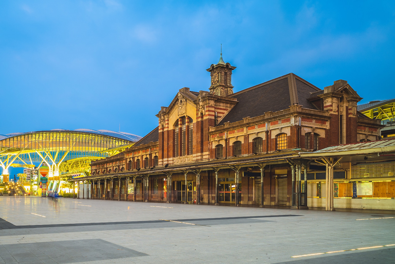 Taichung Station at night.jpg