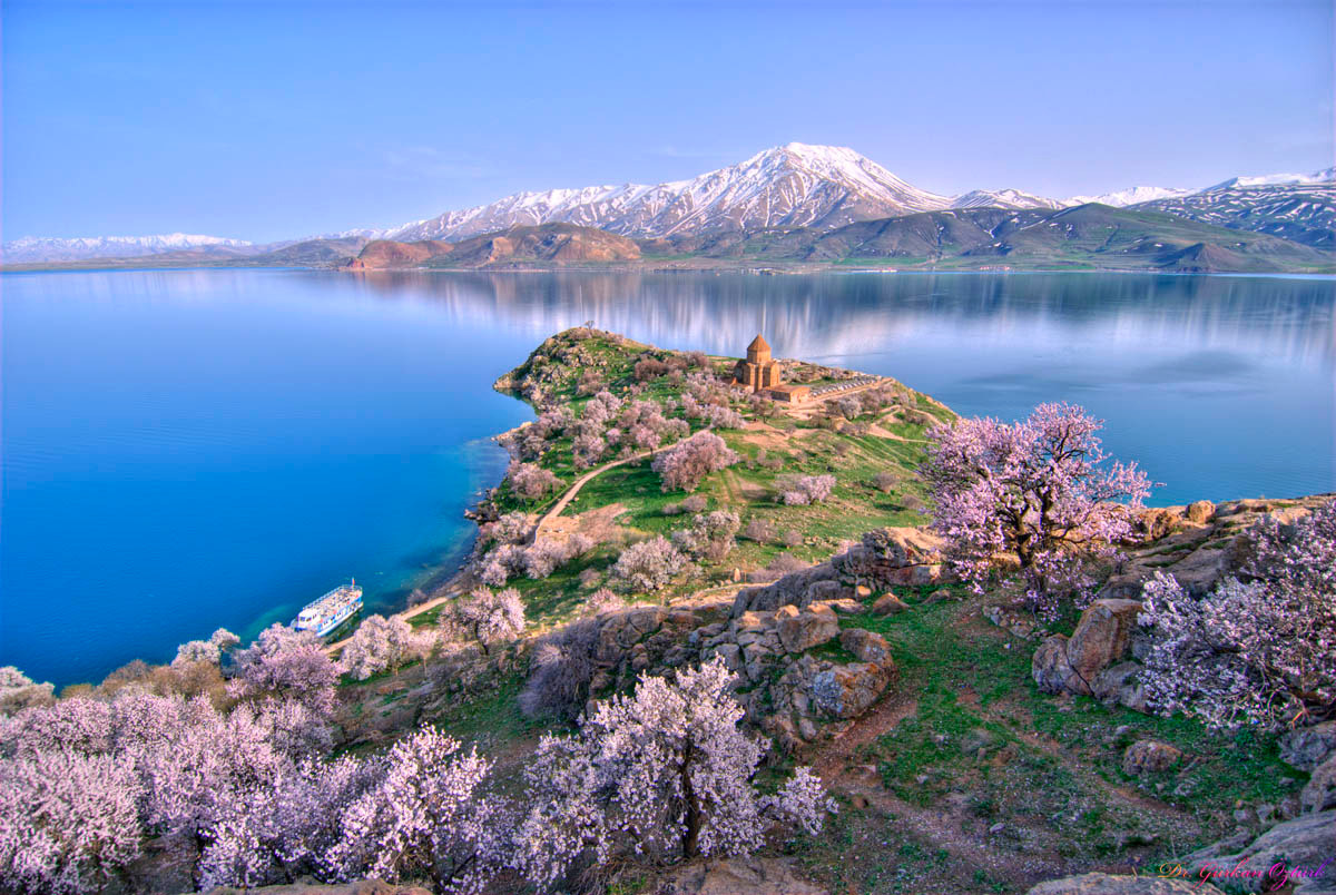 Akhtamar_Island_on_Lake_Van_with_the_Armenian_Cathedral_of_the_Holy_Cross.jpg