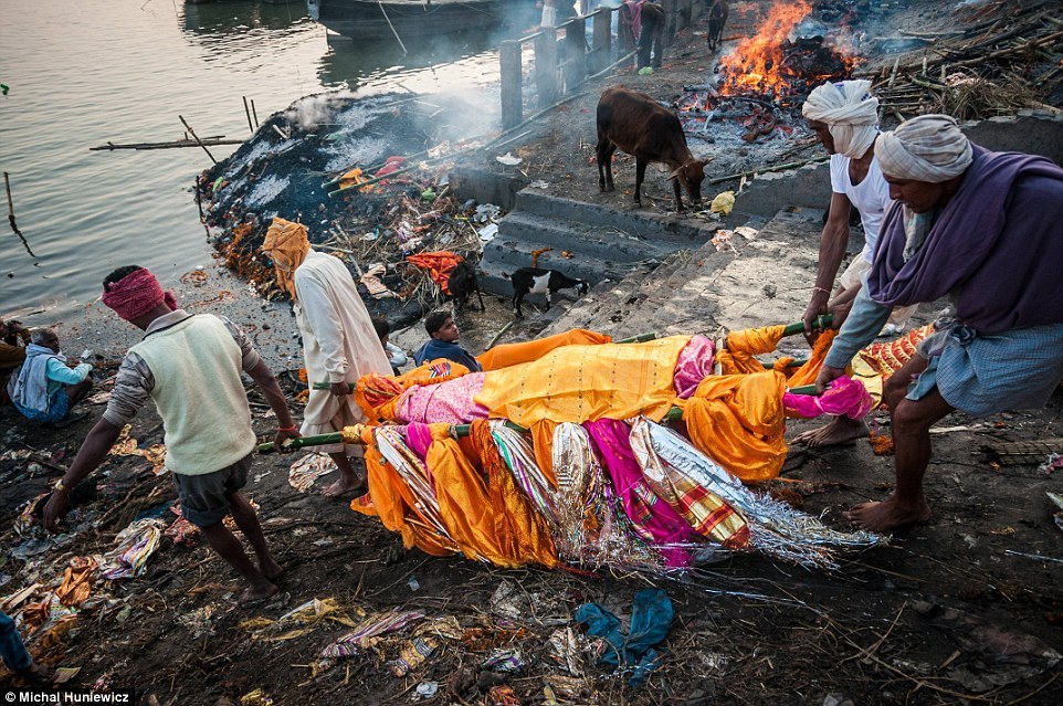 2CB9D70200000578-3248208-A_shrouded_body_is_taken_into_the_Ganges_to_be_washed_and_prepar-a-9_1443180026276.jpg