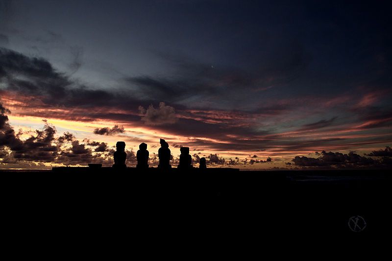800px-easter_island_at_sunset.jpg