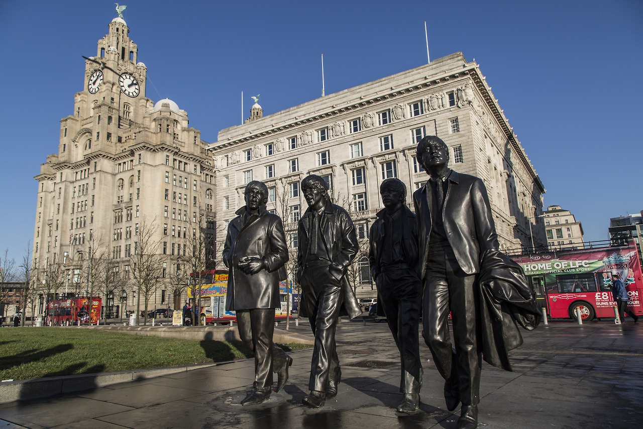 bronze-statue-of-liverpool-1484241316ijy.jpg