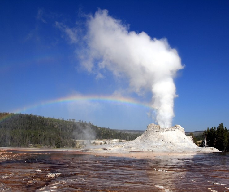 Steam_Phase_eruption_of_Castle_geyser_with_double_rainbow.jpg
