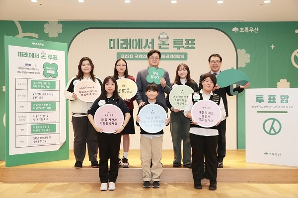 [초록우산_사진4] 윗줄 왼쪽에서 세번째 더불어민주당 홍익표 원내대표, 오른쪽에서 첫번째 초록우산 여승수 사무총장.jpg