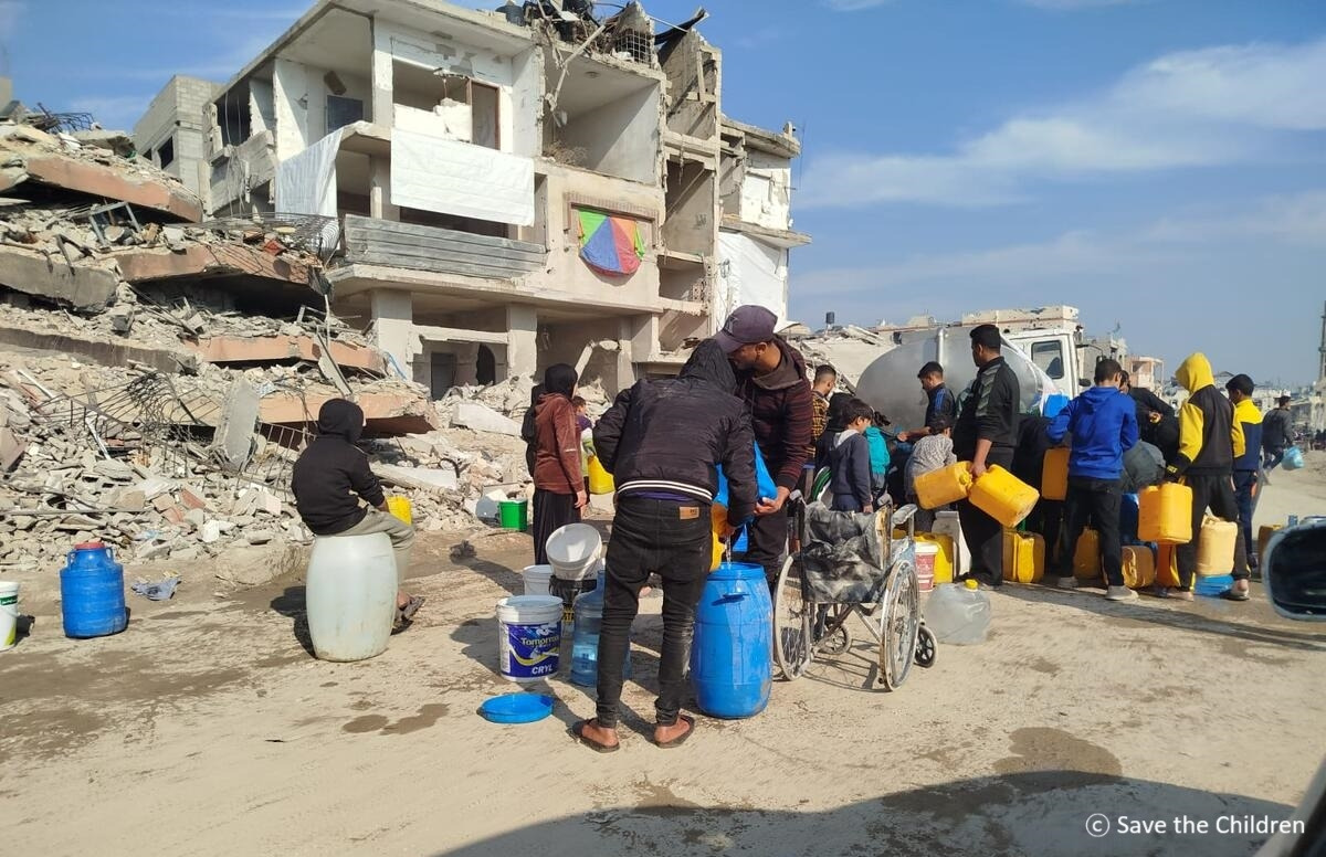 250217 [첨부사진] 가자지구 북부 자발리아주에서 식수를 배급 받기 위해 대기하는 가자 주민.jpg