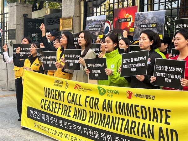 국제앰네스티 한국지부, 국제 인권・인도주의 단체 한목소리로  이스라엘-팔레스타인 점령지역 휴전 촉구 기자회견에서 구호를 외치는 모습 .jpg